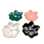 Dekoracja ceramiczna w kształcie kwiata. Wymiary: 14.5/14cm. Kolorystyka: czarny, biały, morski i różowy.