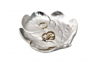 Podstawka na biżuterię o kształcie liścia  o wymiarach 12,5/12,5 cm. Występuje  w kolorze srebrnym i złotym.