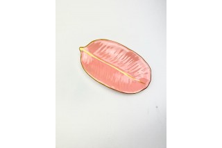 Przepiękna dekoracja ceramiczna o kształcie liścia. Wymiary: 17/10cm. Występuje w kolorze różowym.