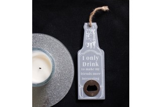 Otwieracz do butelek w kolorze szarym, z napisem: "I only drink to make my friends more interesting" o wymiarach 20/7cm.
