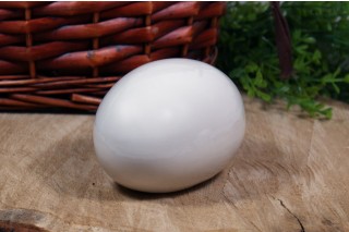 Ozdobne jajko ceramiczne w kolorze białym o długości 12 cm.
