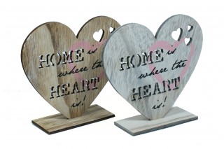 Dekoracja drewniana o wymiarach: 15/15cm z napisem "Home is when the heart is!"