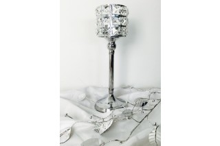 Srebrny świecznik z prostokątnymi kryształami, o wymiarach: wys. 35 cm, śr. 8,5 cm.