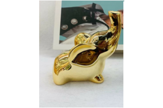 Figurka  ceramiczna-słoń. Występuje w kolorze złotym i srebrnym. Wymiar 11.5cm/7.6cm/5.5cm 