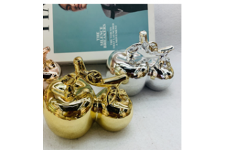 Figurka  ceramiczna złota/srebrna-jabłka. Wymiar 11.5cm/8.5cm/6.7cm 
