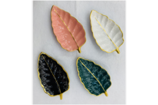 Dekoracja  ceramiczna w kształcie liścia o wmiarach 17.5/9 cm. Dostępna w 4 kolorach: bieli, różu, czerni i kolorze morskim.
