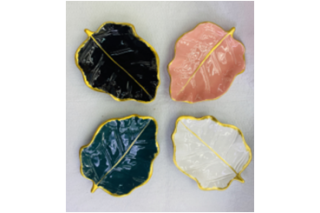 Dekoracja liść  to ozdoba ceramiczna o wymiarach: 15.5/12cm. Dostępna w 4 kolorach: białym, czarnym, morskim, różowym.
